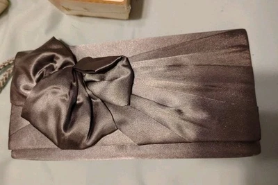 Bolso clutch pequeño de noche gris Jessica McClintock Foto 1 de 4