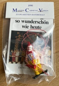 Zugplakette Mainz 1990, Clown m. gelber Hose, MCV, ovp, Zugplakettchen Fastnacht - Bild 1 von 2