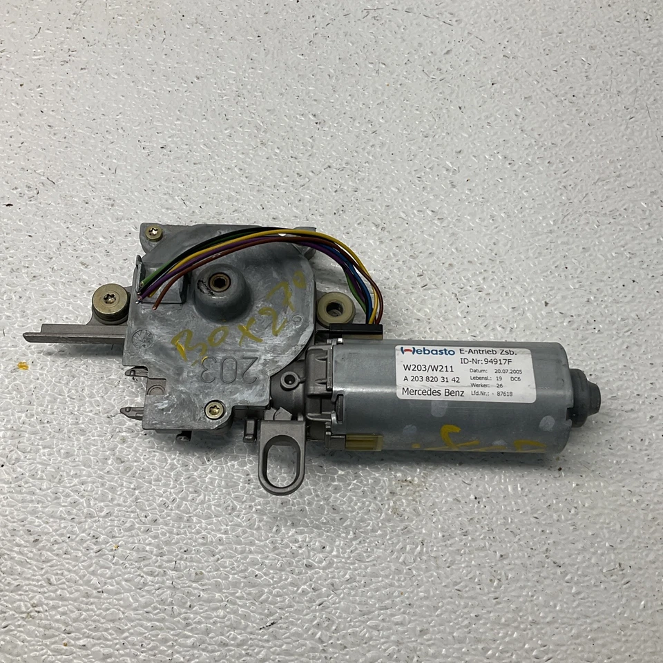 Motor techo corredizo solo PN: A2038203142 OEM 2003 Mercedes Benz CLK500 Foto 1 de 4