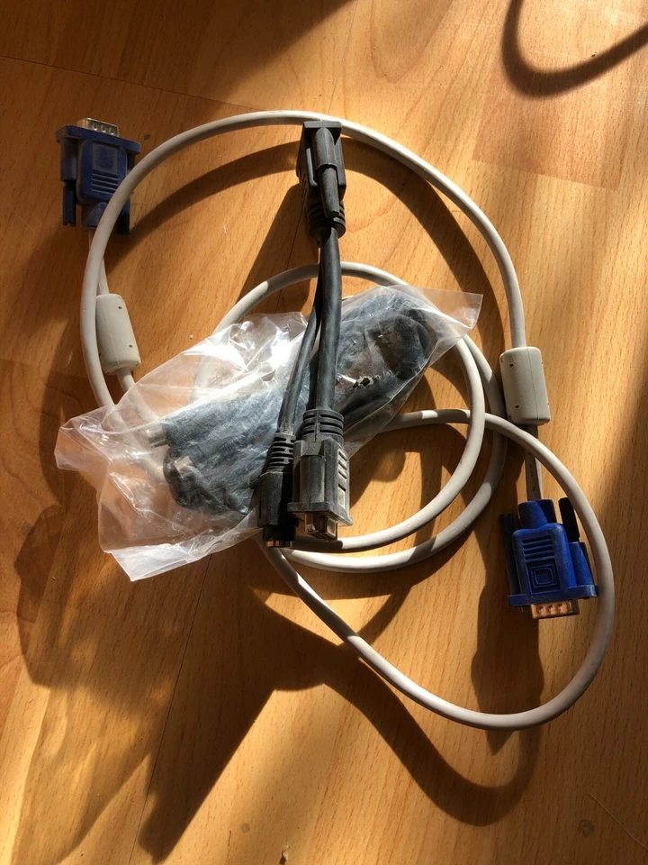 VGA Kabel Adapter 1x2 Splitter Verteiler svhs Beamer Monitor PC TV Beamer Kabel - Bild 1 von 1