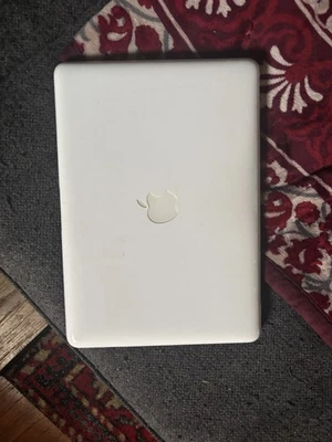 Notebook Apple Macbook 2009 A1342 Core 2 Duo como está para peças - Imagem 1 de 4