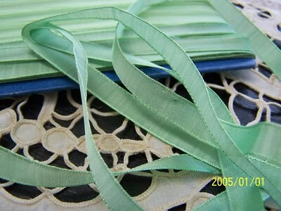 Ancien ruban en soie de couleur vert clair. Vendu au mètre. N°146 - Photo 1/4