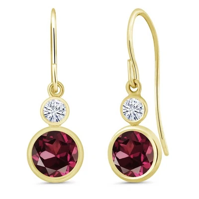 Pendientes colgantes redondos de oro amarillo de 14K rodolita granate moissanita (2,20 quilates) Foto 1 de 3