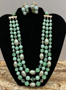 Vintage Dreifach Strang Grün Perlenkette mit Ohrclips - Bild 1 von 4