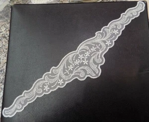 STICKEINSATZ AUF TÜLL ECRU 38 x 8 cm MITTELVORHANG SCHNITZEINSATZ - Bild 1 von 1