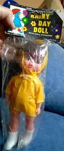 Muñeca 9" día lluvioso años 70 vestida con impermeable en paquete original ojos azules - Imagen 1 de 4