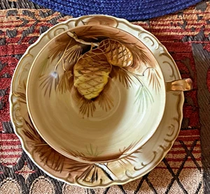 Juego de taza de té y platillo de pino y ramas de hoja perenne - Imagen 1 de 10