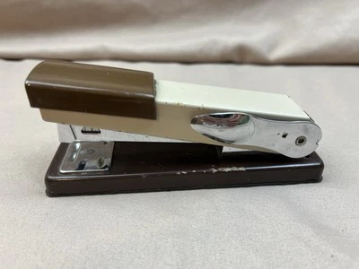 Rexel Matador Tan & Brown Desk Stapler Made in Great Britain 4.5" Staple Remover - Image 1 of 4