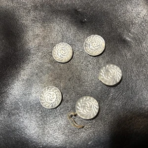 Juego de 5 botones de madreperla vintage diseño tallado coleccionable - Imagen 1 de 3