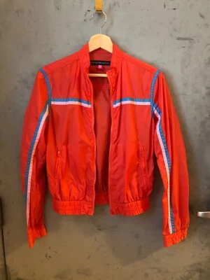 Chaqueta cortavientos roja FCUK French Connection Reino Unido talla 4 rayas XS S Foto 1 de 4