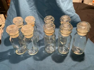 Botellas de vitamina A-1 vintage de un día X9 - 5 tapones de vidrio y 4 de plástico - BONITAS - Imagen 1 de 11