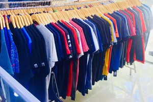 Vestiti Usati Uomo a Lotti e stock di capi d'abbigliamento ed accessori da  uomo | Acquisti Online su eBay
