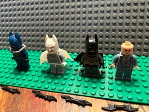 LEGO LOT OF 4 BATMAN MINIFIGURES--Accessories too! - Foto 1 di 10