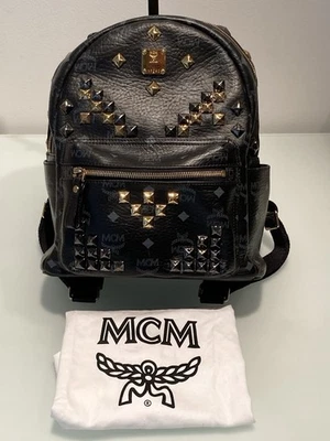 AUTÉNTICA MOCHILA MCM PEQUEÑA CON TACHUELAS DELANTERAS/TOP EN VISETOS NEGROS/GRISES ¡$960!! Foto 1 de 4