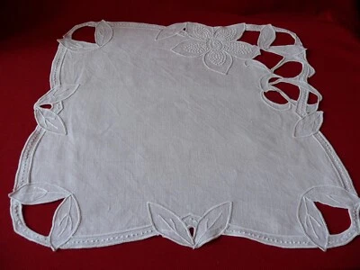 Napperon en lin brodé décor floral 1930 - Photo 1/4