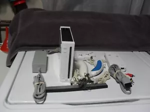 Wii Sports Console/controller ect, con almeno 10 + giochi all'interno della console Wii - Foto 1 di 19