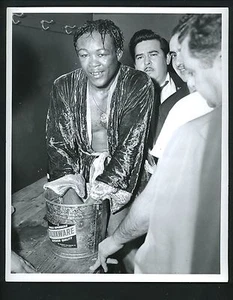 Boxer Kid Gavilan after victory over Walter Byars 1957 Press Photo - Picture 1 of 2