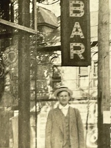 YA Foto **beschädigt** Mann steht draußen unter Glasmarmor BAR Schild 1910-20er - Bild 1 von 11