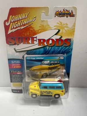 Johnny Lightning Surf Asta 1950 Chevy Suburban Strada Freaks 1/64 Damaged Card - Immagine 1 di 2