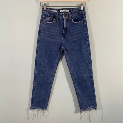 Pantalones de mezclilla Bershka para mujer recortados rectos tiro alto dobladillo crudo talla 2  Foto 1 de 4