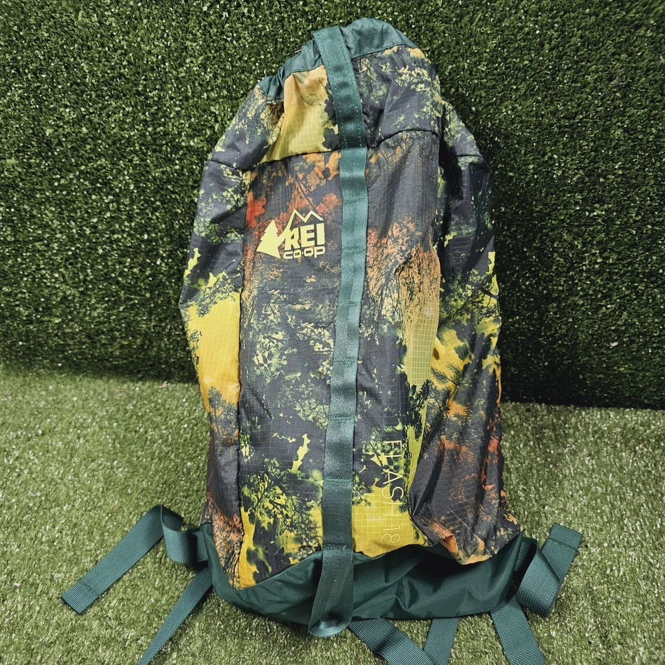 Mochila REI Co-Op Flash 18 Camuflada Verde Ligera Embalable Viaje Senderismo Foto 1 de 4