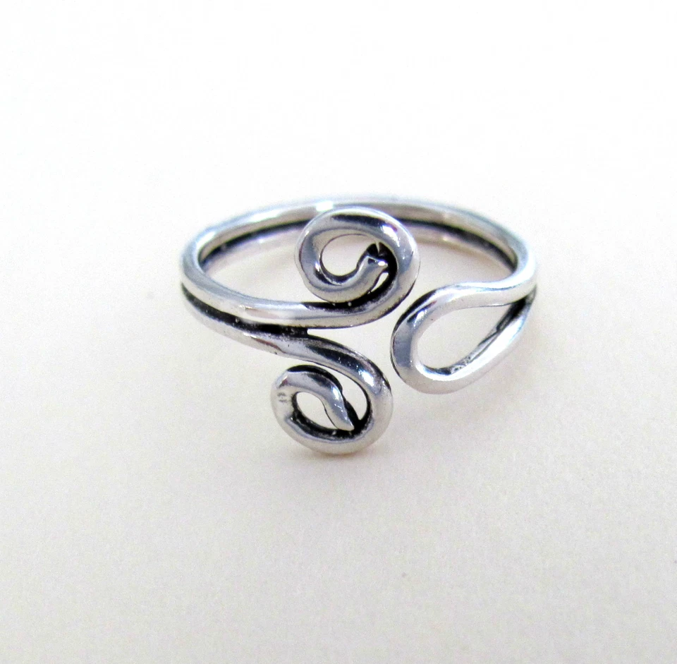 Alambre en bucle rústico de plata de ley se ajusta en el anillo superior del dedo del pie Foto 1 de 1