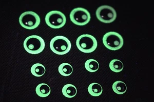 200 pcs 3D Luminous Fishing Lure Eyes Glow In the Dark night fly tying eyes - Bild 1 von 3