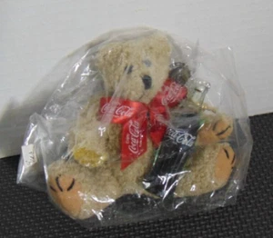 Oso pardo clásico Coca-Cola de colección de los años 90 4" felpa con arco y botella de Coca-Cola - Imagen 1 de 3