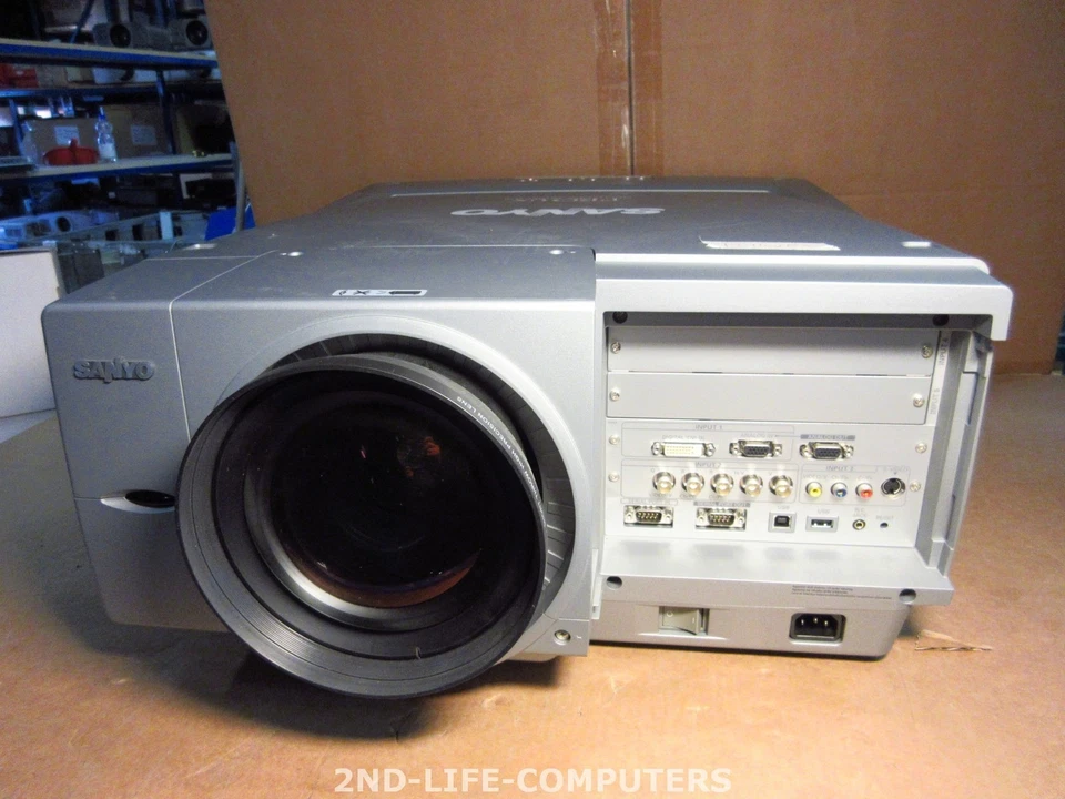 13 HOURS! SANYO PLC-EF60A Beamer Projector 2x 300W 5800 LUMENS SXGA+ Short Throw - Bild 1 von 1