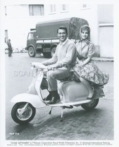 ROCK HUDSON GINA LOLLOBRIGIDA COME SEPTEMBER 1961 PHOTO ORIGINAL SCOOTER VESPA - Picture 1 of 1