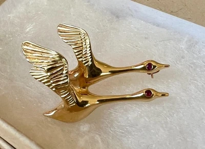 Broche prendedor ojos rubí oro amarillo 14k - gansos "compañeros de por vida" - pájaros en vuelo Foto 1 de 3