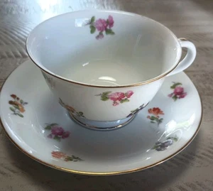 8er Set - Vintage Noritake Japan Weiß & Gold Blumenmuster Tassen + Untertassen - Bild 1 von 6