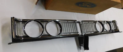 Nuevo de Lote Original Ford Galaxie 500 LTD Rejilla Cromada Medio Par Mitades Borde Foto 1 de 4