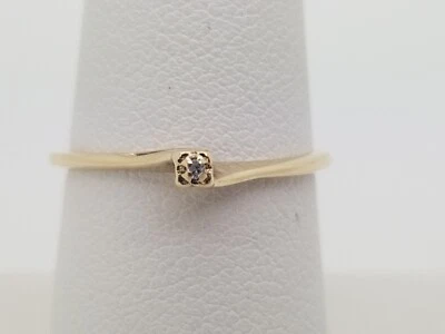 Anillo de compromiso solitario de diamantes genuinos delicados de oro amarillo de 10 quilates  Foto 1 de 4