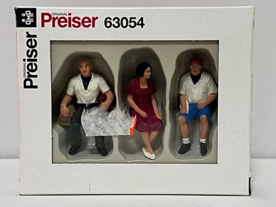 PREISER 1 : 32 Art.-Nr. : 63054  sitzend  Reisende  3 Figuren OVP. - Bild 1 von 4