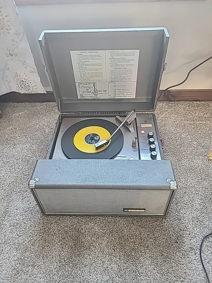 La Voz de la Música Modelo 216-3. Tocadiscos 216/Av vintage funcionando Foto 1 de 4