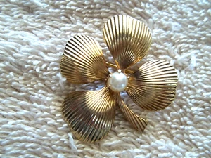 Vintage CORO Pin, Four Leaf Clover Pin, Faux Pearl Center - Picture 1 of 2