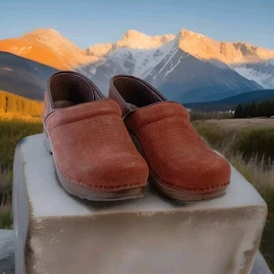 Dansko Womans Classic Tumbled Russet Leather Clog Light Maroon Suede Size 7.5 - Picture 1 of 17