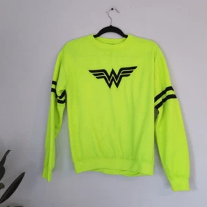 Six Flags Wonder Woman DC Comics Neon Green Pullover Crew Neck Youth XL Sweater - Picture 1 of 7