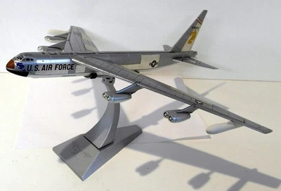 Corgi 1/144 Scale Diecast - AA33501 Boeing B-52 Stratofortress 52-2672 7th BW - Image 1 of 3