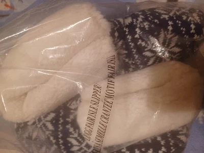 AVON  LUGG FAIR  Isle Womens Slippers Size  9-10  Blue  Snow Flakes  NEW - Image 1 of 3