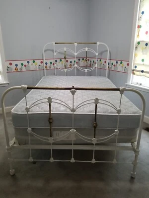 Antigua cama de tamaño completo de latón y hierro - Nashville, TN - solo recogida local Foto 1 de 4