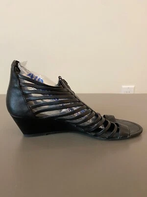 Sandalias Matiko punta abierta con tiras talla 7 cuero negro tacón de cuña de 2 pulgadas Foto 1 de 4