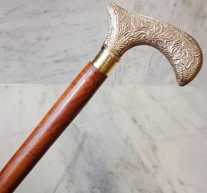 Antiguo bastón de madera victoriano con mango de cabeza grabado de latón macizo - Imagen 1 de 4