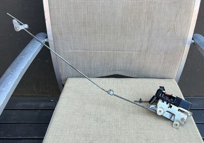 MAZDA ROTARY 1971-78 RX3-808 SEDAN GENUINE LHS REAR DOOR LATCH LOCK & LINKAGE!! — 第 1/4 张图片