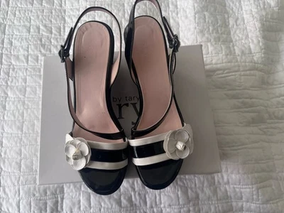 Sandalias de cuña Taryn by Taryn Rose de charol negro 7,5 M Foto 1 de 4