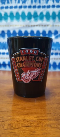 Detroit Red Wings 1998 NHL Stanley Cup Champions Shot Glass Black NOS Cover