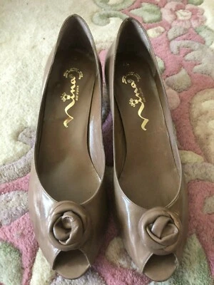 Zapatos de mujer Nina Eleni talla 7,5 M color topo punta abierta tacones pre-debidos Foto 1 de 4