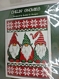 Bobbie G Designs Imaginating gezähltes Kreuzstich-Kit Chillin' Gnomies MS422K - Bild 1 von 4