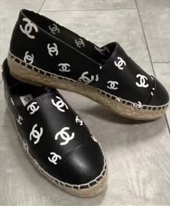 Chanel espadrillas in pelle d'agnello Chanel bianco e nero stampate con logo Crazy CC, 38 - Foto 1 di 9